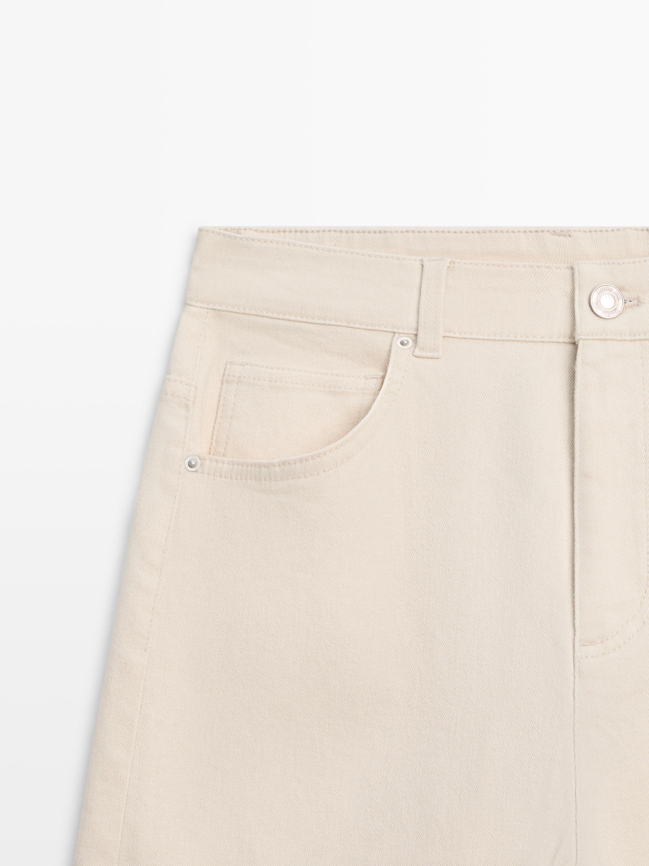 Straight-leg jeans with turn-up hems